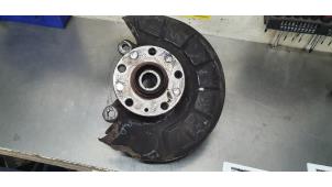 Gebruikte Fusee links-voor Volkswagen Caddy III (2KA,2KH,2CA,2CH) 1.9 TDI Prijs € 25,00 Margeregeling aangeboden door De Witte Boerderij AutoMotive