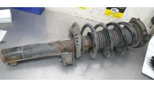 Gebruikte Mac Phersonpoot links-voor Volkswagen Caddy Combi IV 2.0 TDI 102 Prijs € 35,00 Margeregeling aangeboden door De Witte Boerderij AutoMotive