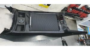 Begagnade Mugghållare Ford Kuga II (DM2) 1.5 EcoBoost 16V 150 Pris € 50,00 Marginaltabell erbjuds av De Witte Boerderij AutoMotive