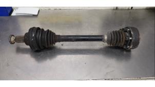 Gebruikte Aandrijfas links-voor Volkswagen Polo IV (9N1/2/3) 1.4 16V Prijs € 35,00 Margeregeling aangeboden door De Witte Boerderij AutoMotive