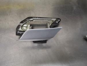 Gebruikte Afdekkap koplampsproeier links Mercedes C Estate (S204) 1.8 C-180K 16V Prijs € 15,00 Margeregeling aangeboden door De Witte Boerderij AutoMotive