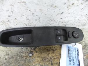 Używane Przelacznik combi okienny Renault Clio (B/C57/357/557/577) 1.2e Kat. Cena € 25,00 Procedura marży oferowane przez De Witte Boerderij AutoMotive