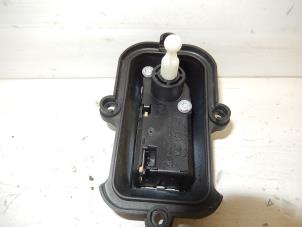 Używane Silnik reflektora Opel Corsa C (F08/68) 1.2 16V Cena na żądanie oferowane przez De Witte Boerderij AutoMotive