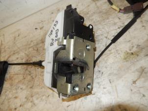 Begagnade Dörrlåsmekanism, 2-dörrars, höger Renault Twingo II (CN) 1.2 16V Pris € 25,00 Marginaltabell erbjuds av De Witte Boerderij AutoMotive