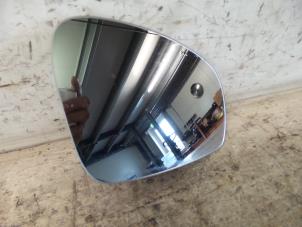 Używane Szyba lusterka prawego Skoda Fabia II Combi 1.2 TDI 12V Greenline Cena na żądanie oferowane przez De Witte Boerderij AutoMotive