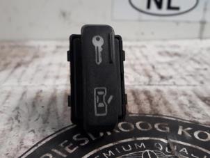 Begagnade Centrallåsbrytare Volkswagen Transporter Pris € 10,00 Marginaltabell erbjuds av De Witte Boerderij AutoMotive