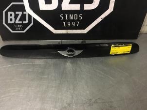 Gebruikte Handgreep Achterklep Mini Mini (F56) 2.0 16V Cooper S Prijs op aanvraag aangeboden door BZJ b.v.