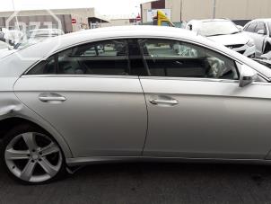 Begagnade Dörram, mitten, höger Mercedes CLS (C219) 320 CDI 24V Pris på förfrågan erbjuds av BZJ b.v.