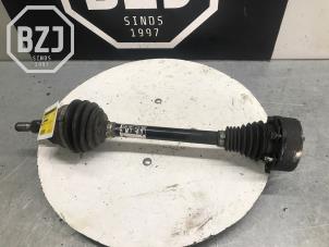 Gebruikte Cardanas links-voor (VWA) Volkswagen New Beetle (1Y7) 1.6 Prijs op aanvraag aangeboden door BZJ b.v.