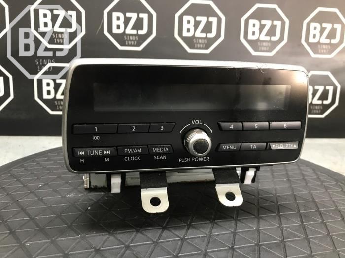 Radio från en Mazda 2 (DJ/DL) 1.5 SkyActiv-G 75 2020