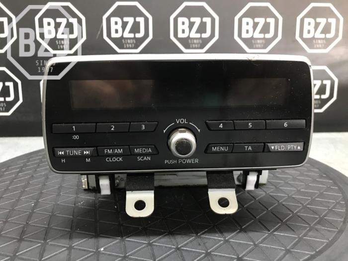 Radio från en Mazda 2 (DJ/DL) 1.5 SkyActiv-G 75 2020