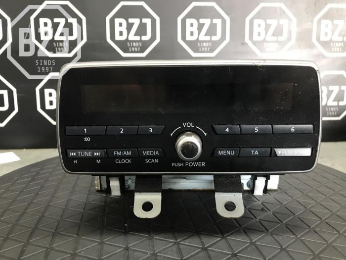Radio från en Mazda 2 (DJ/DL) 1.5 SkyActiv-G 75 2020
