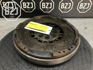 Begagnade Tvåmassesvänghjul Opel Astra K Sports Tourer 1.6 CDTI 110 16V Pris € 150,00 Marginaltabell erbjuds av BZJ b.v.