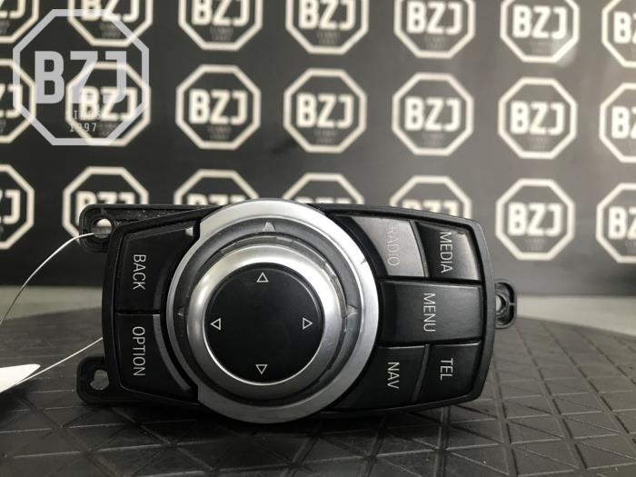 Navigatie bedienings paneel van een BMW 1 serie (F20) 116i 1.6 16V 2012