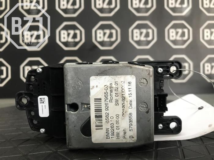 Navigatie bedienings paneel van een BMW 1 serie (F20) 116i 1.6 16V 2012