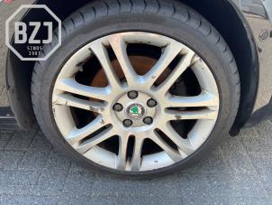 Begagnade Sporthjulsuppsättning Skoda Superb Combi (3TAC/TAF) 1.8 TSI 16V Pris på förfrågan erbjuds av BZJ b.v.