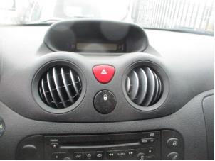 Używane Kratka wentylacyjna deski rozdzielczej Citroen C3 (FC/FL/FT) 1.4 Cena na żądanie oferowane przez Boekholt autodemontage B.V