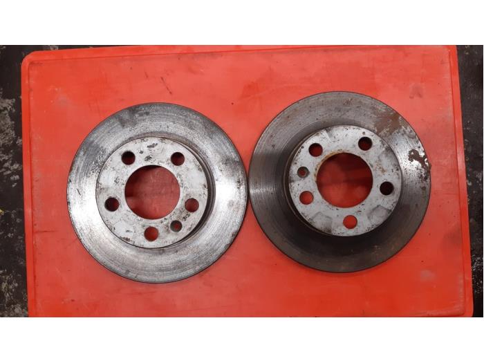 Remschijf achter van een Volkswagen Golf IV (1J1) 1.9 TDI 110 1998