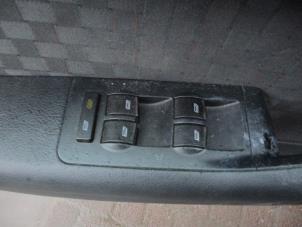 Usagé Commutateur vitre électrique Audi A6 (C5) 2.5 TDI V6 24V Prix € 35,00 Règlement à la marge proposé par Boekholt autodemontage B.V