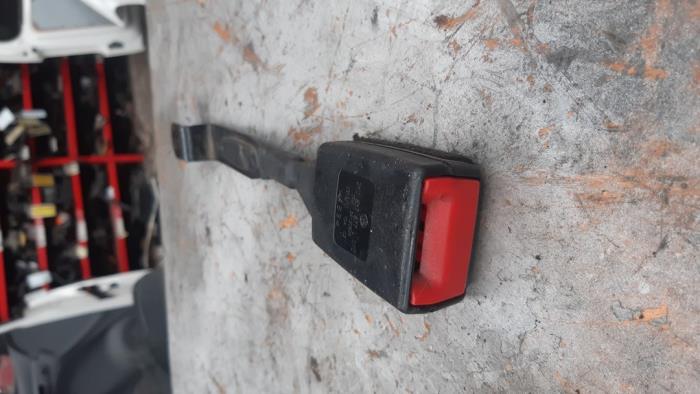 Wtyk pasa bezpieczenstwa lewy przód z Volkswagen Caddy Combi III (2KB,2KJ) 1.6 TDI 16V 2011