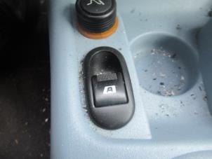 Używane Przelacznik elektrycznej szyby Citroen C3 (FC/FL/FT) 1.4 Cena € 10,00 Procedura marży oferowane przez Boekholt autodemontage B.V