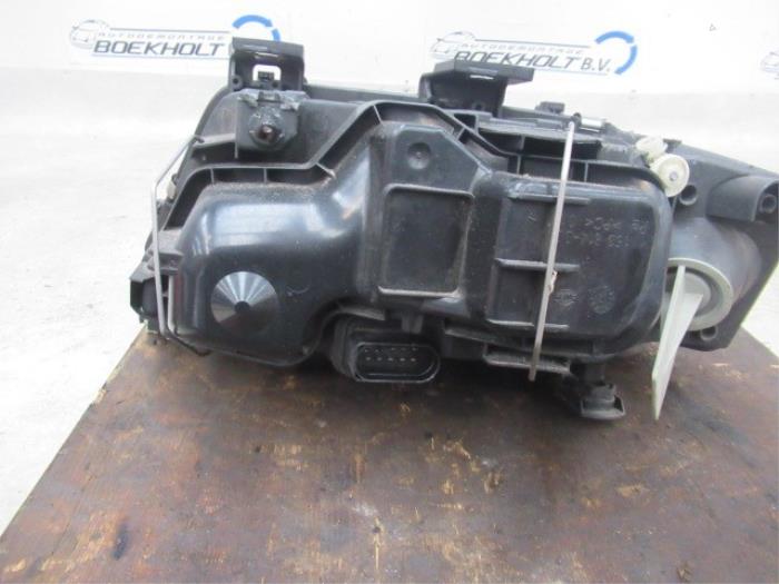 Headlight, right from a Audi A6 Avant (C5) 2.5 TDI V6 24V 2005