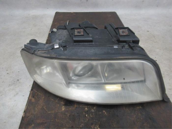 Headlight, right from a Audi A6 Avant (C5) 2.5 TDI V6 24V 2005