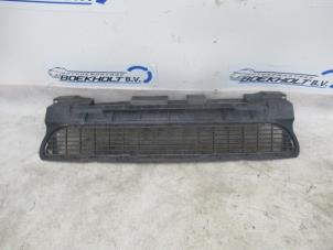 Begagnade Stötfångargrill Mercedes A (W169) 2.0 A-180 CDI 16V 5-Drs. Pris € 25,00 Marginaltabell erbjuds av Boekholt autodemontage B.V