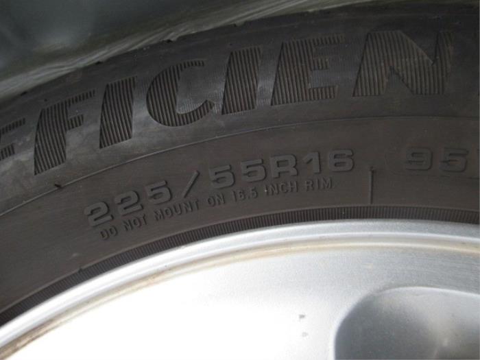 Reservewiel van een Jaguar S-type (X200) 3.0 V6 24V 2001