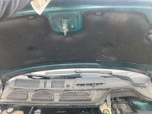 Używane Wygluszenie pokrywy silnika Ford Focus C-Max 1.8 16V Cena € 25,00 Procedura marży oferowane przez Boekholt autodemontage B.V