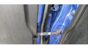 Gebruikte Deurvanger 2Deurs links Daihatsu Cuore (L251/271/276) 1.0 12V DVVT Prijs € 21,00 Margeregeling aangeboden door Boekholt autodemontage B.V