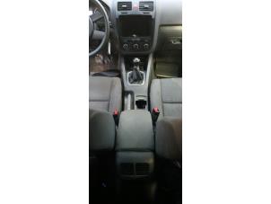 Używane Mechanizm hamulca recznego Volkswagen Golf V (1K1) 1.6 FSI 16V Cena € 27,00 Procedura marży oferowane przez Boekholt autodemontage B.V