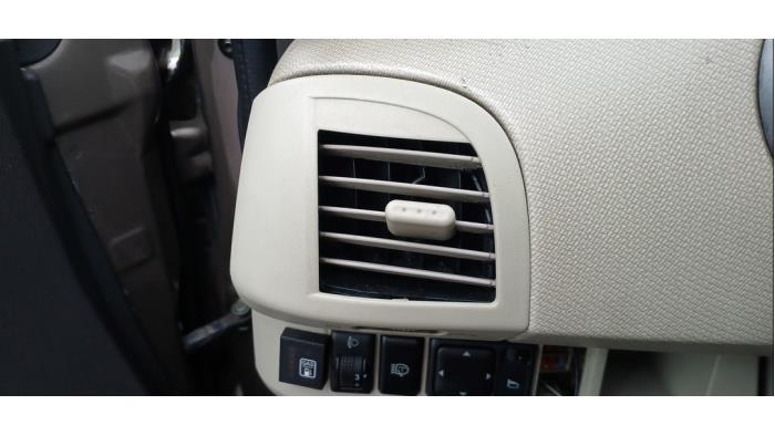 Kratka wentylacyjna deski rozdzielczej z Nissan Micra (K12) 1.2 16V 2007