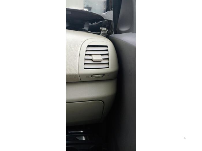 Luchtrooster Dashboard van een Nissan Micra (K12) 1.2 16V 2007