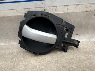 Używane Uchwyt drzwi prawych tylnych wersja 4-drzwiowa Citroen C3 (FC/FL/FT) 1.4 HDi Cena € 19,00 Procedura marży oferowane przez Boekholt autodemontage B.V