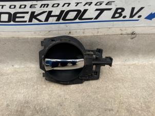 Używane Uchwyt drzwi lewych przednich wersja 4-drzwiowa Citroen C3 (FC/FL/FT) 1.4 Cena € 19,00 Procedura marży oferowane przez Boekholt autodemontage B.V
