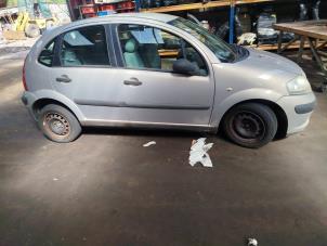 Używane Szyba drzwi prawych przednich wersja 4-drzwiowa Citroen C3 (FC/FL/FT) 1.1 Cena € 50,00 Procedura marży oferowane przez Boekholt autodemontage B.V