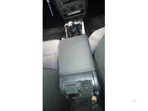 Gebruikte Armleuning Opel Signum (F48) 2.2 Direct 16V Prijs € 27,00 Margeregeling aangeboden door Boekholt autodemontage B.V