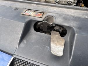 Gebruikte Slotmechaniek Motorkap Peugeot 307 SW (3H) 1.6 16V Prijs € 24,00 Margeregeling aangeboden door Boekholt autodemontage B.V