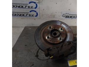 Usados Buje de rueda delante Ford Fiesta 5 (JD/JH) 1.4 16V Precio € 36,00 Norma de margen ofrecido por Boekholt autodemontage B.V