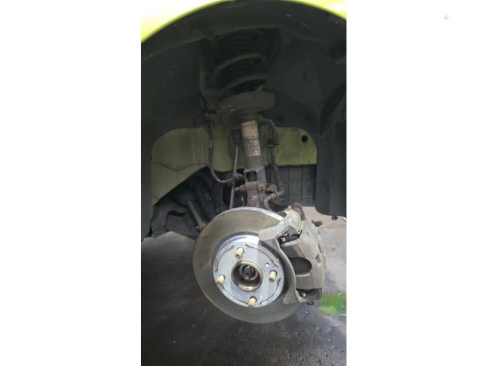 Front wheel hub from a Ford Fiesta 6 (JA8) 1.6 TDCi 16V 90 Van 2009