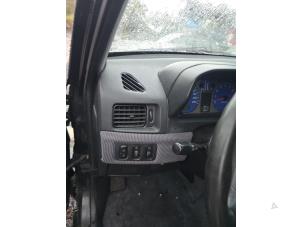 Gebruikte Luchtrooster Dashboard Mitsubishi Pajero Pinin (H6/H7) 2.0 GDI 16V 5-drs. Prijs € 20,00 Margeregeling aangeboden door Boekholt autodemontage B.V