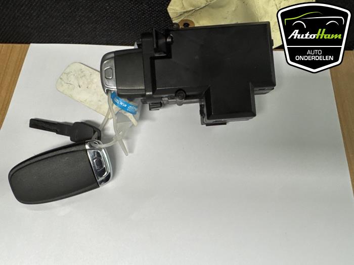 Elektronisk tändnyckel från en Audi A4 (B8) 2.0 TDI 16V 2011