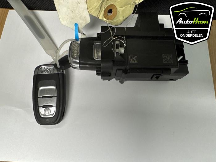 Elektronisk tändnyckel från en Audi A4 (B8) 2.0 TDI 16V 2011