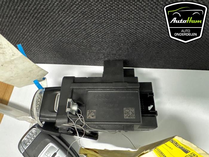 Elektronisk tändnyckel från en Audi A4 (B8) 2.0 TDI 16V 2011