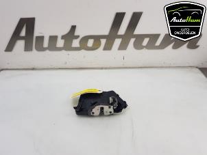 Używane Mechanizm blokady drzwi prawych przednich wersja 4-drzwiowa Toyota Yaris III (P13) 1.0 12V VVT-i Cena € 50,00 Procedura marży oferowane przez AutoHam