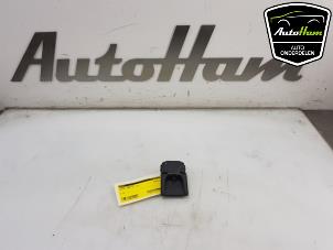 Begagnade Framåtriktad kamera Peugeot 2008 (UD/UK/UR/US/UX) 1.2 VTi 12V PureTech 130 Pris € 75,00 Marginaltabell erbjuds av AutoHam