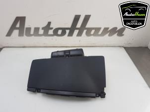 Używane Schowek w desce rozdzielczej Peugeot Partner (GC/GF/GG/GJ/GK) 1.6 BlueHDI 75 Cena € 40,00 Procedura marży oferowane przez AutoHam