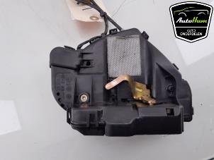 Używane Mechanizm blokady drzwi lewych tylnych wersja 4-drzwiowa Mercedes E Combi 4-matic (S211) 3.2 E-320 V6 18V Cena € 50,00 Procedura marży oferowane przez AutoHam