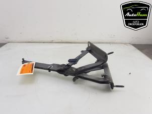 Begagnade Gångjärn, motorhuv Landrover Discovery IV (LAS) 3.0 SD V6 24V Pris € 50,00 Marginaltabell erbjuds av AutoHam